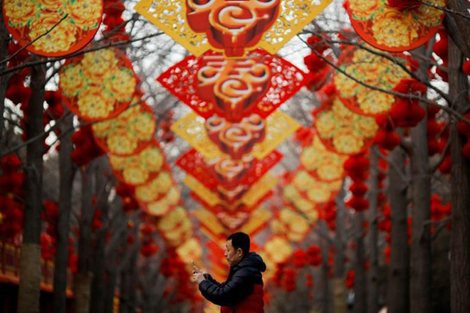 Châu Á ngập tràn sắc đỏ cùng linh vật chú chó chào Tết Nguyên Đán